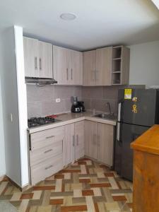 Η κουζίνα ή μικρή κουζίνα στο Apartamento en conjunto hacienda Peñaliza Limonar