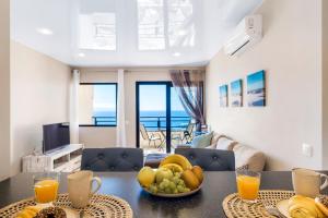 uma sala de estar com uma mesa com fruta em Ocean View Experience em Adeje