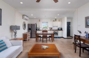 Η κουζίνα ή μικρή κουζίνα στο Wonderful 1-bed condo, 2min walk to beach & more