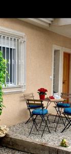 een patio met stoelen, een tafel en een raam bij Agradable casa con piscina in Bolnuevo