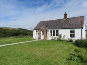 een wit huis met een grote tuin ervoor bij Marr Cottage in Thornhill