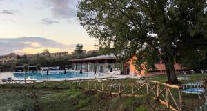 Bazén v ubytovaní Life Sport Hotel alebo v jeho blízkosti