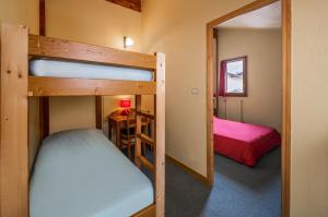 Poschodová posteľ alebo postele v izbe v ubytovaní Alpes Roc