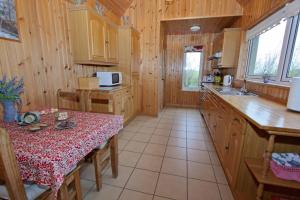 Kuchyň nebo kuchyňský kout v ubytování Canach Cottage