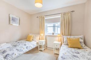 a bedroom with two beds and a window at Beach Retreat in Bideford