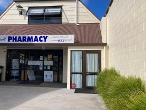 un bâtiment de pharmacie avec un panneau à l'avant dans l'établissement Heart of Russell Apartment - Russell Apartment, à Russell