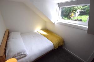 En eller flere senge i et værelse på 1 Planetree Cottage - Loch View