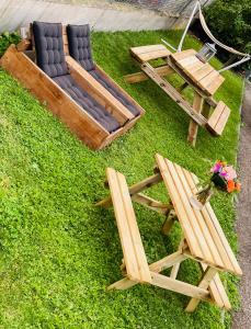 two chairs and a table and a table and chairs at Nid Douillet 4 pers wifi gratuit sauna lave linge sèche linge in Houssen