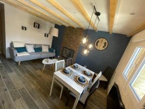 Reštaurácia alebo iné gastronomické zariadenie v ubytovaní Nid Douillet 4 pers wifi gratuit sauna lave linge sèche linge