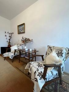 a living room with a table and a couch at Lala's sweet nest in Călimăneşti