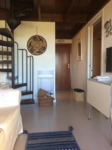 サン・テオドーロにあるPorto Coda Cavalloのリビングルーム(床に青い敷物付)