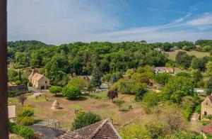 CarluxにあるL'Escapadeの木々のある小さな村の空中風景