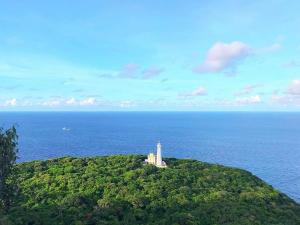 un phare au sommet d'une île dans l'océan dans l'établissement GIA THÀNH HOMESTAY, à Hội An
