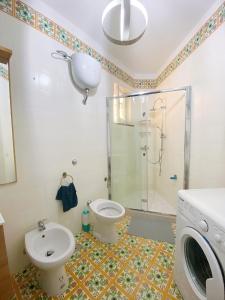 een badkamer met een toilet, een douche en een wastafel bij DavEli House in Maratea