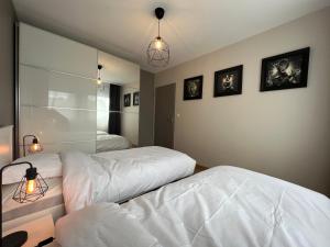 um quarto com 2 camas e um espelho em Break in Metz em Longeville-lès-Metz