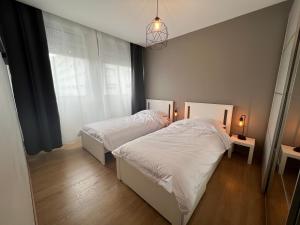 - une chambre avec 2 lits et une fenêtre dans l'établissement Break in Metz, à Longeville-lès-Metz