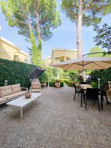 een patio met een tafel en stoelen en een parasol bij DavEli House in Maratea