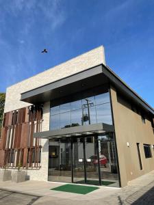 um edifício com um reflexo de um carro nas janelas em HOTEL CORTESE em Teresina