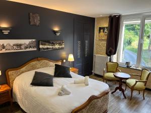 Le Clos Joli في Haybes: غرفة نوم عليها سرير وفوط