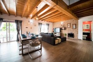 a living room with a couch and a table at Monte Lusitano D'Vagar in Grândola