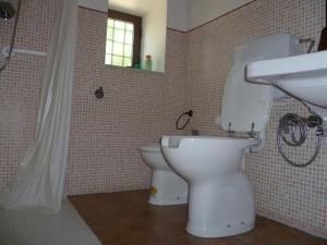 y baño con aseo blanco y lavamanos. en Torre Rocciola, en Módica