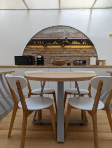 une table et des chaises devant un mur de briques dans l'établissement Luminarium, à Braşov