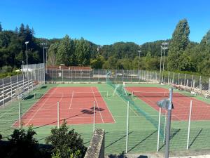 una pista de tenis con 2 pistas de tenis en Casa do Rio, en Ponte da Barca