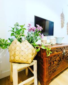 een kamer met een bureau met bloemen in een mand bij Pitusa Home in Cádiz