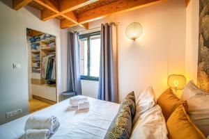 um quarto com uma cama branca e uma janela em Le Hameau de Barbette em Coulounieix-Chamiers