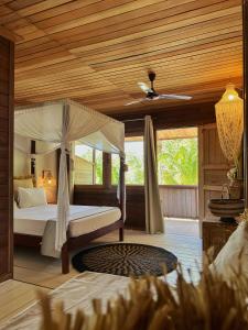 1 dormitorio con cama y techo en Iru Maldives en Thulusdhoo
