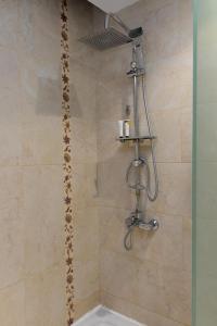 La salle de bains est pourvue d'une douche avec un pommeau de douche. dans l'établissement ركن تالا للشقق المخدومة, à Buraydah