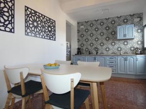 阿洛拉的住宿－Casa Alegría，厨房配有白色的桌椅
