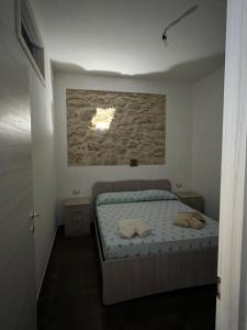 una piccola camera con un letto in una stanza di La casa di Peppe a Monasterace
