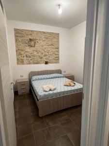 una piccola camera con un letto in una stanza di La casa di Peppe a Monasterace