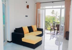 ein Wohnzimmer mit Sofa und Tisch in der Unterkunft Villa Serenity - Jayavikumgama in Weligama + 122 Fotos
