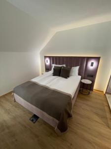 Postel nebo postele na pokoji v ubytování Bayer's City Hotel