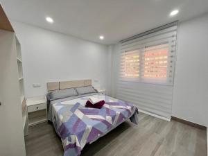 1 dormitorio con cama y ventana en Maximilian dreams 2, en Madrid