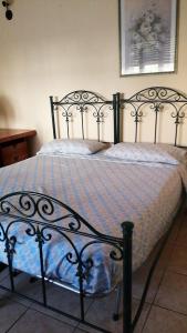 un letto nero con piumone blu e bianco di Casa indipendente Castro a Castro di Lecce