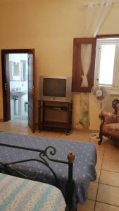 un soggiorno con TV e letto di Casa indipendente Castro a Castro di Lecce