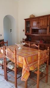 una sala da pranzo con tavolo e pianoforte di Casa indipendente Castro a Castro di Lecce
