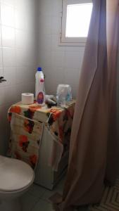 e bagno con servizi igienici e tenda per la doccia. di Casa indipendente Castro a Castro di Lecce