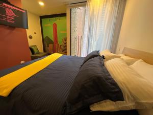Bello apartamento en en Centro Internacional de Bogotá房間的床