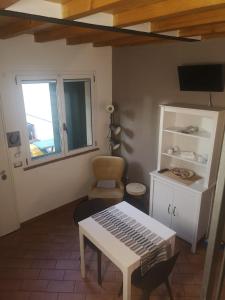 Habitación con mesa, silla y ventana en Casa indipendente Collecchio, en Collecchio