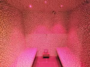 um quarto cor-de-rosa com luzes cor-de-rosa na parede em Chalet Les Gets, 8 pièces, 14 personnes - FR-1-598-27 em Les Gets