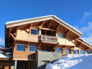 una cabaña de madera en la nieve en Chalet Les Gets, 8 pièces, 14 personnes - FR-1-598-27 en Les Gets
