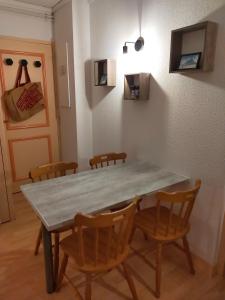 于斯圖的住宿－Guzet Neige 1400，一间带桌椅的用餐室