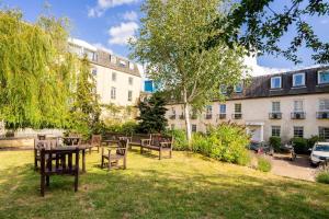 a park with chairs and a table and a building at Central, Bright 2 Bed Flat - Pool & Sauna in Edinburgh