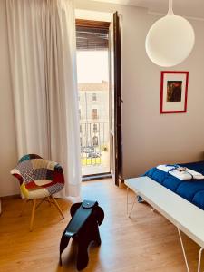 カターニアにあるCutelli Home Cataniaのベッドルーム1室(ベッド1台、椅子、窓付)