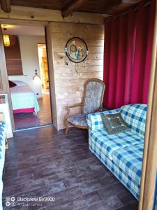 Habitación con cama, sofá y silla en Chambre La Séquoiane Col de Turini, 