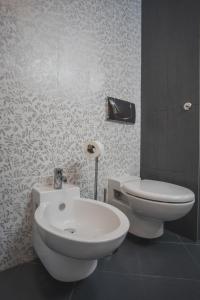 bagno con servizi igienici bianchi e lavandino di With a View Residence - Luxury Apartament - Panoramic view over the City a Braşov